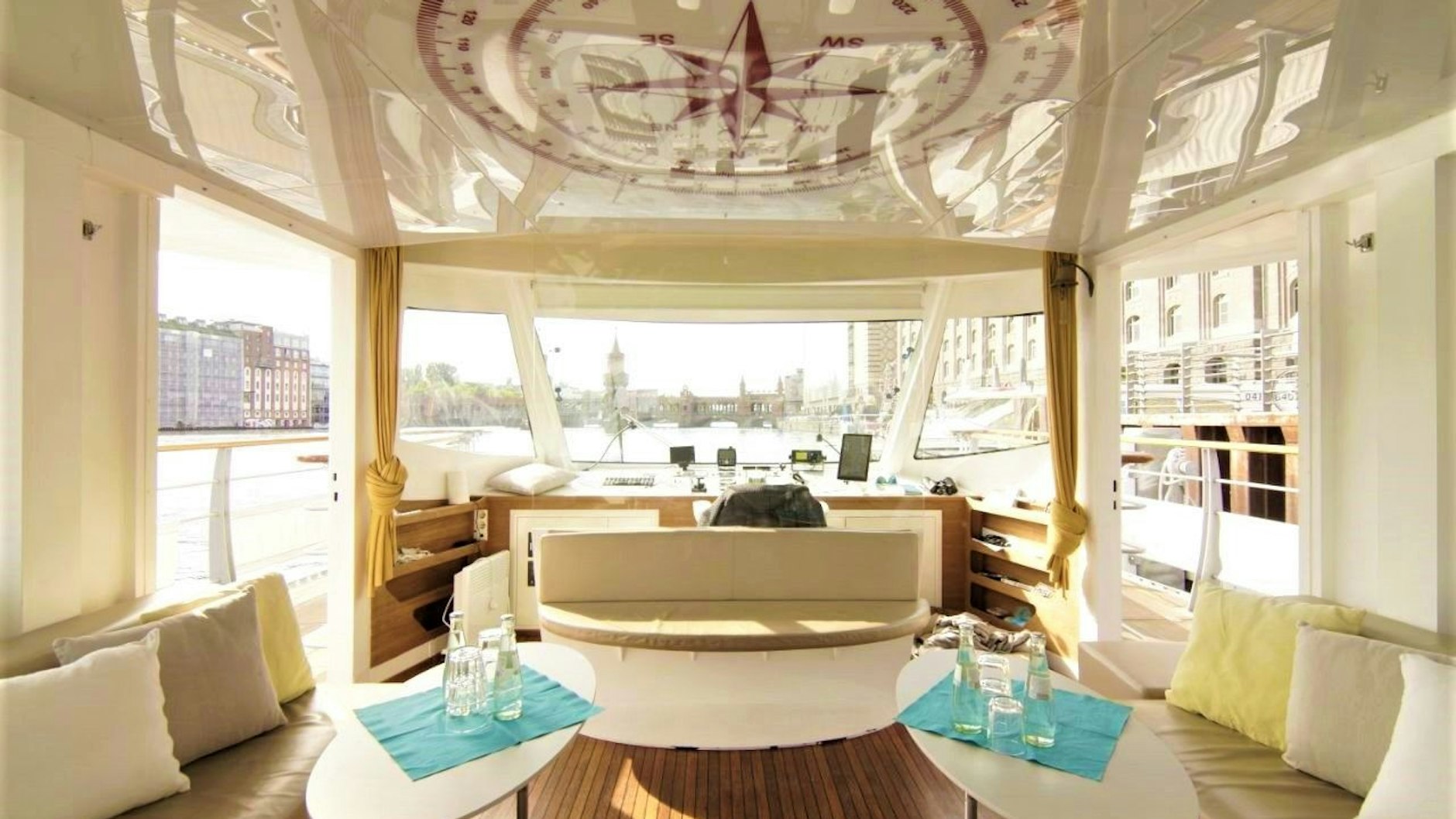 Blick aus dem modernen und exklusiven Salon im Lounge-Stil nach vorn zum Kapitän