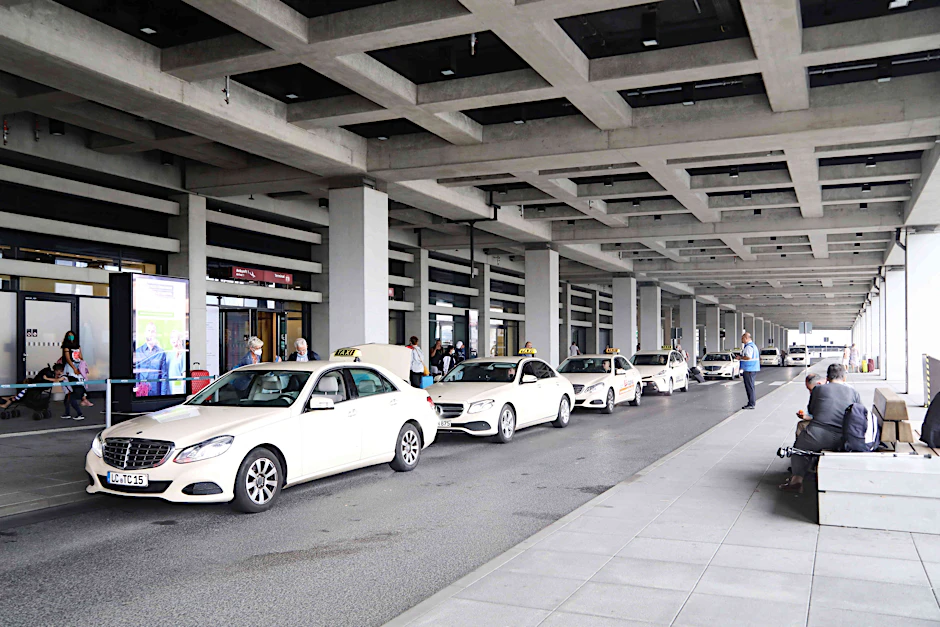 Längst nicht immer stehen so viele Fahrzeuge vor dem Terminal 1 bereit: Taxis am Flughafen BER.