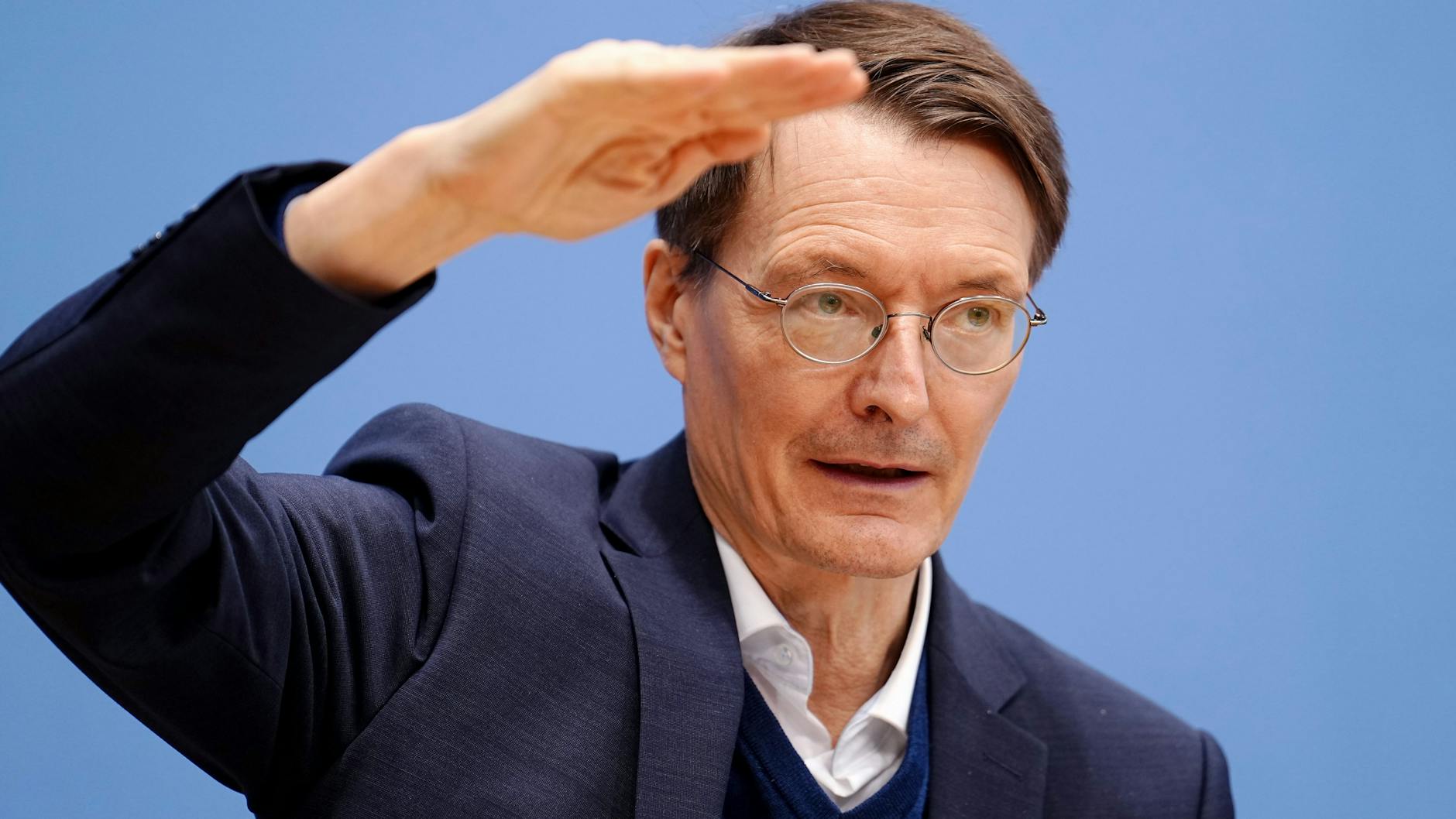 Karl Lauterbach (SPD), Bundesminister für Gesundheit, rechnet bis Mitte Februar mit mehreren Hunderttausend Corona-Neuinfektionen am Tag. 