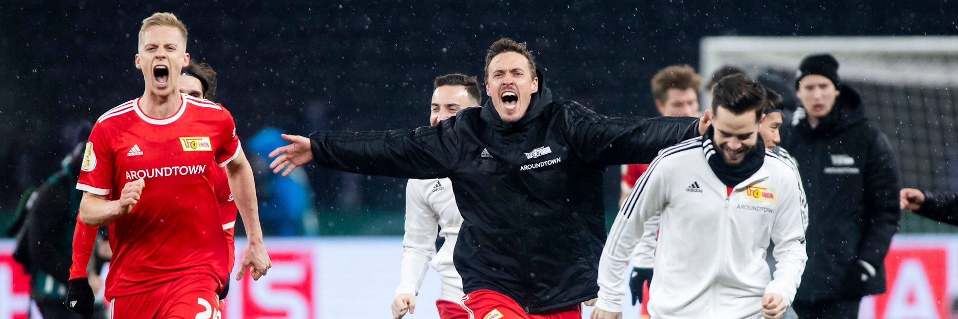 Union-Star Max Kruse (M.) jubelt nach dem Abpfiff des Derbys im Olympiastadion und dem 3:2 im Pokal-Achtelfinale bei Hertha BSC.