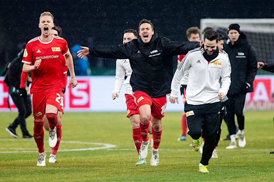 Union-Star Max Kruse (M.) jubelt nach dem Abpfiff des Derbys im Olympiastadion und dem 3:2 im Pokal-Achtelfinale bei Hertha BSC.