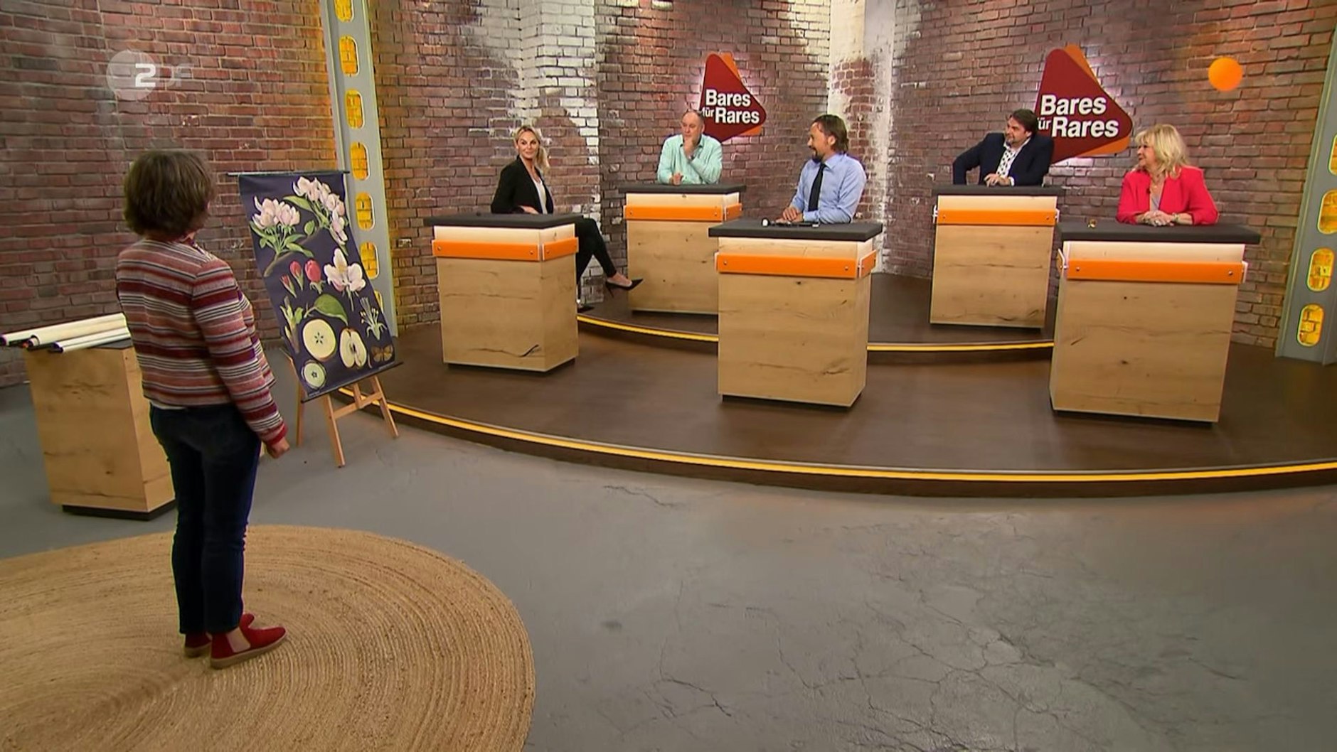 Auch die Händler im „Bares für Rares“-Händlerraum sind recht angetan von den alten Schul-Wandkarten.