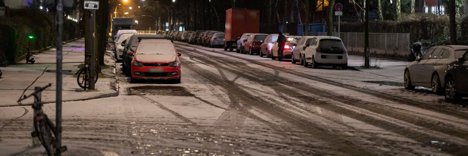 Schneefälle und überfrierende Nässe sorgen am Donnerstagmorgen für Glättegefahr, wie hier in Berlin-Tempelhof.