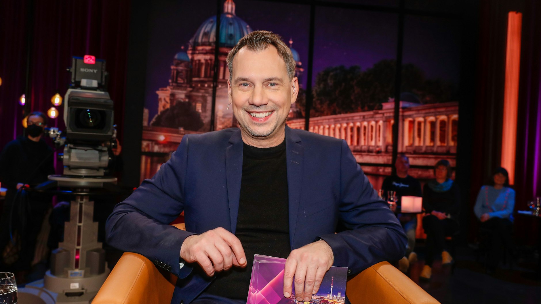 Sebastian Fitzek moderiert seit Oktober auch die Talkshow Riverboat beim RBB.