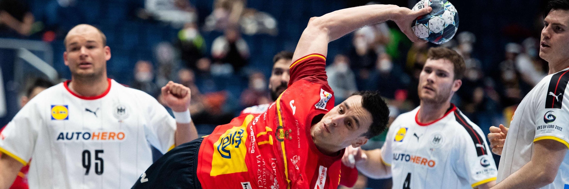 Da kann auch Fuchs Paul Drux (l.) nur zuschauen, als Spaniens Adrian Figueras waagerecht in der Luft liegt und trifft.