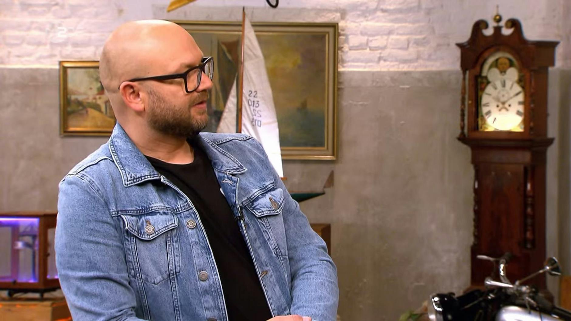 „Bares für Rares“-Experte Sven Deutschmanek schaut sich die Karten ganz genau an.