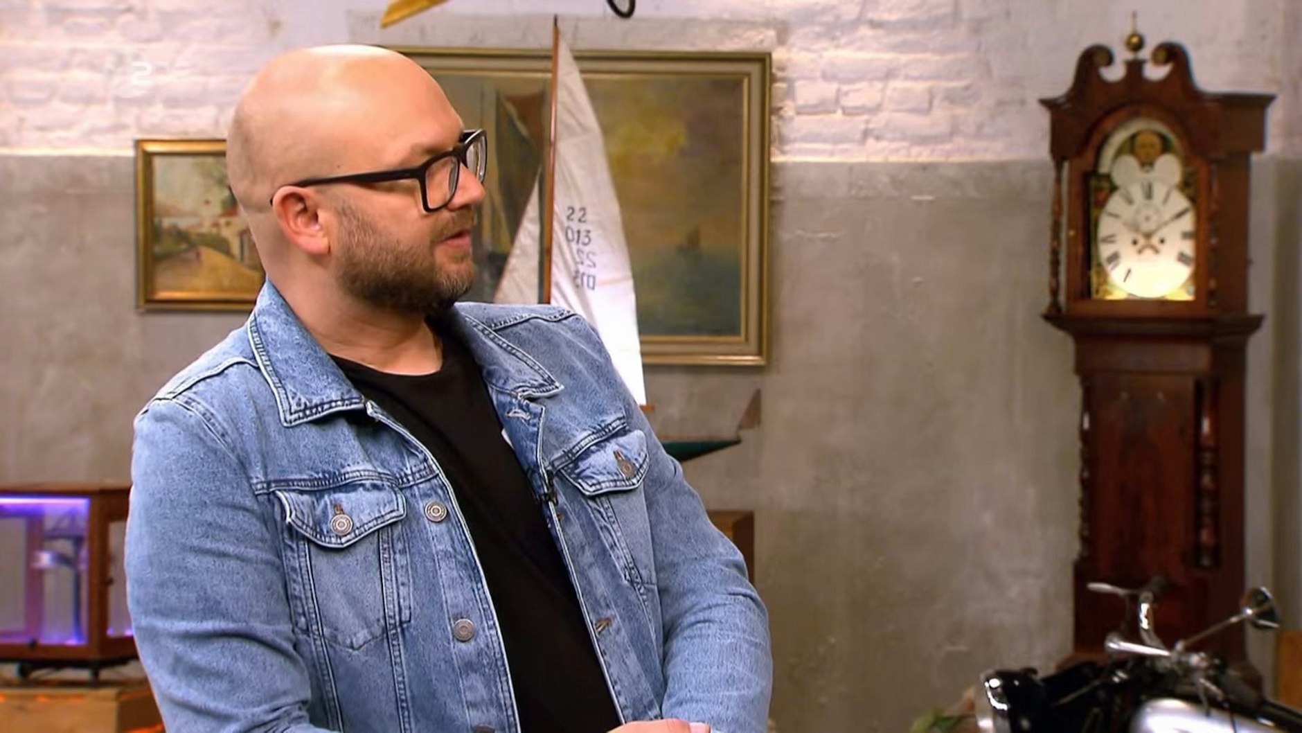 „Bares für Rares“-Experte Sven Deutschmanek schaut sich die Karten ganz genau an.