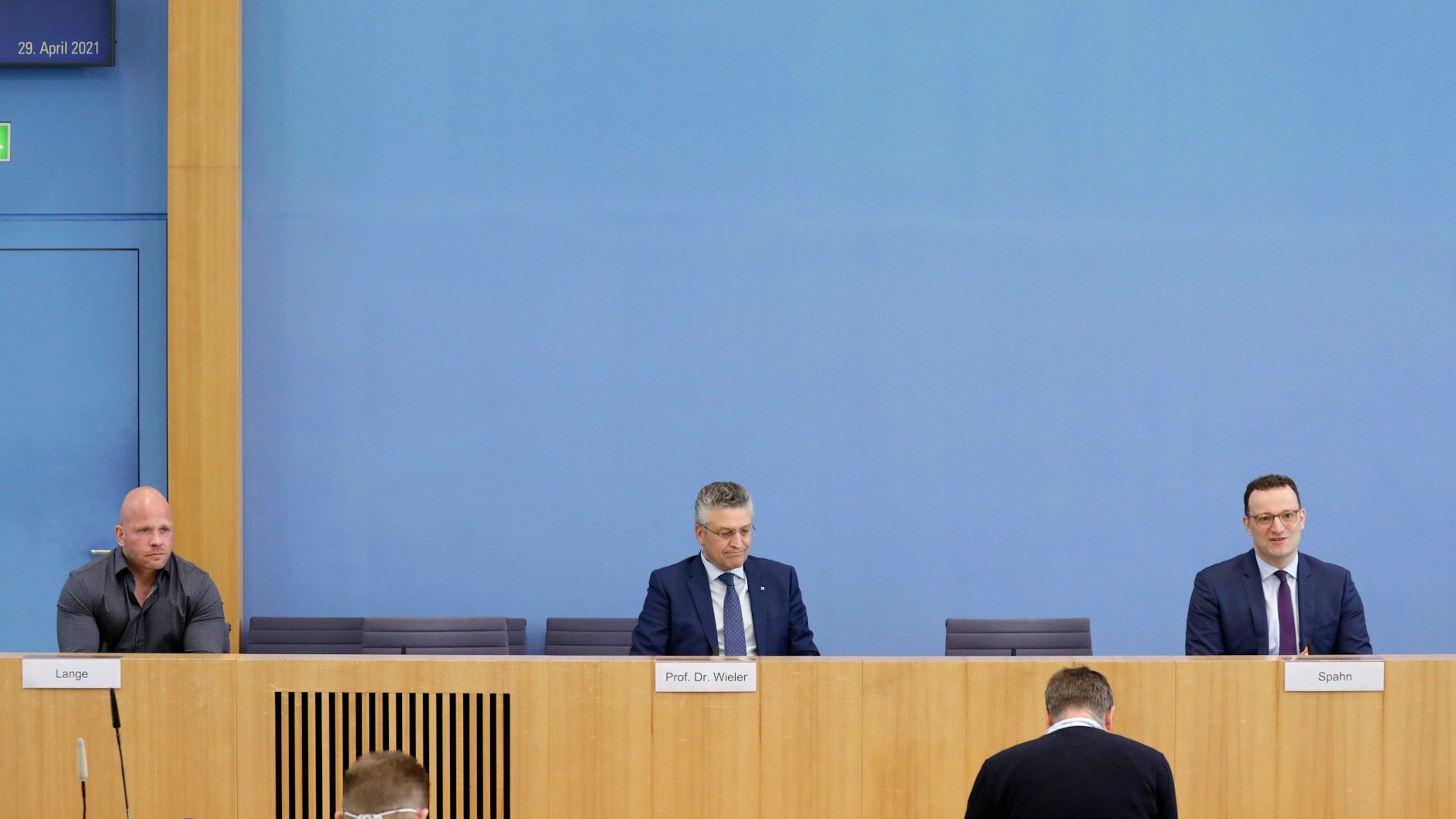 Als sich Bundesgesundheitsminister Jens Spahn (CDU, re.) sich im Frühjahr 2021 auf der Bundespressekonferenz mit dem Intensivpfleger Ricardo Lange (li.) schmücken wollte, holte der zu einer umfassenden Systemkritik aus. Stichwort: Pflegenotstand.
