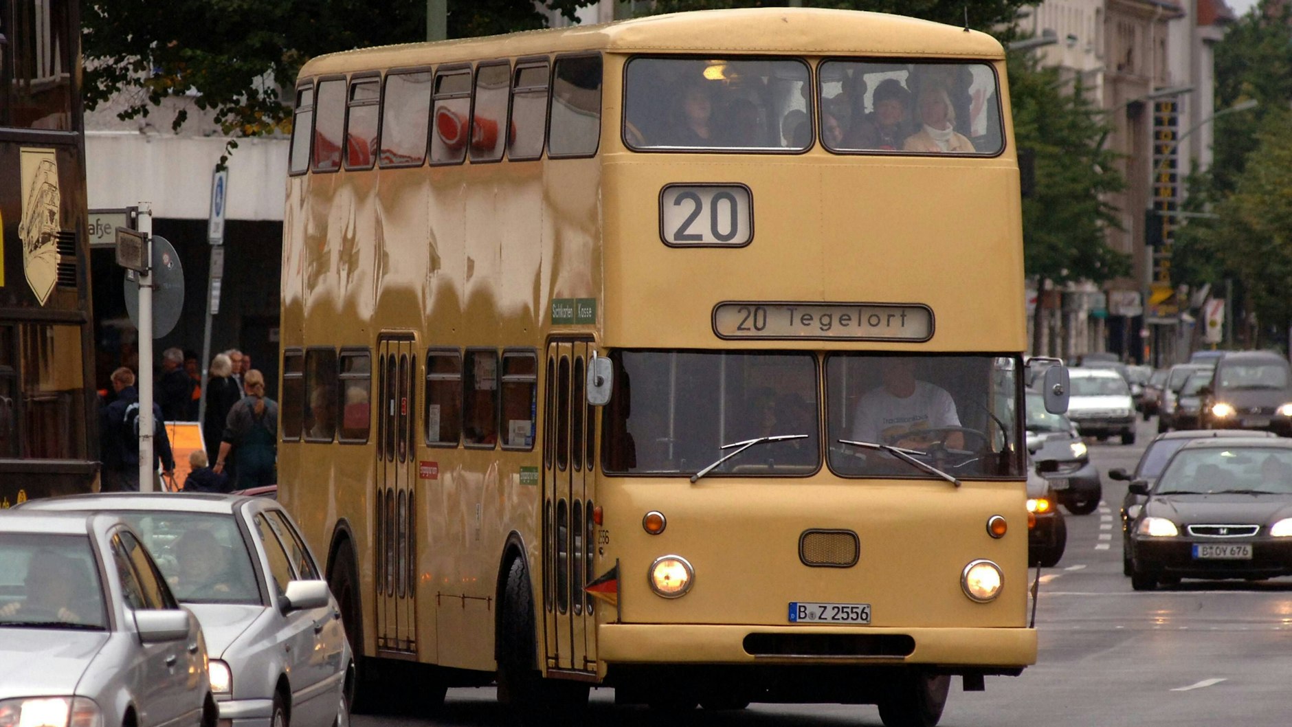 Seit Jahrzehnten rollen Doppeldeckerbusse durch Berlin – hier ein Büssing DE74 von 1974. Noch werden die Fahrzeuge mit Diesel betrieben. Doch 2026 könnte der erste E-Doppeldecker fahren.
