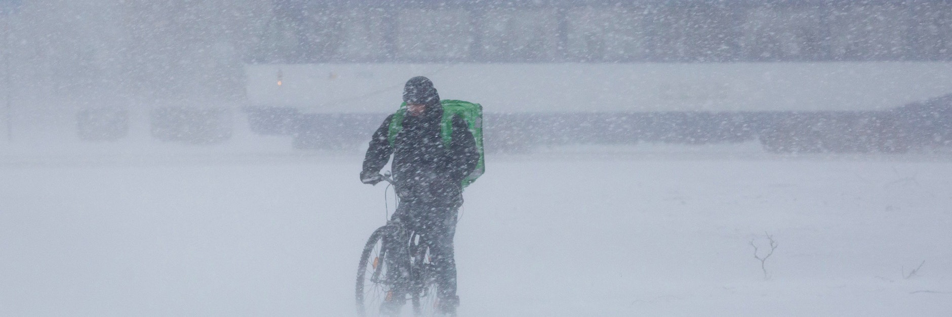 Schneefälle, gefrierende Nässe und entsprechende Glätte sowie stürmische Böen sorgen regional für Unwettergefahr.