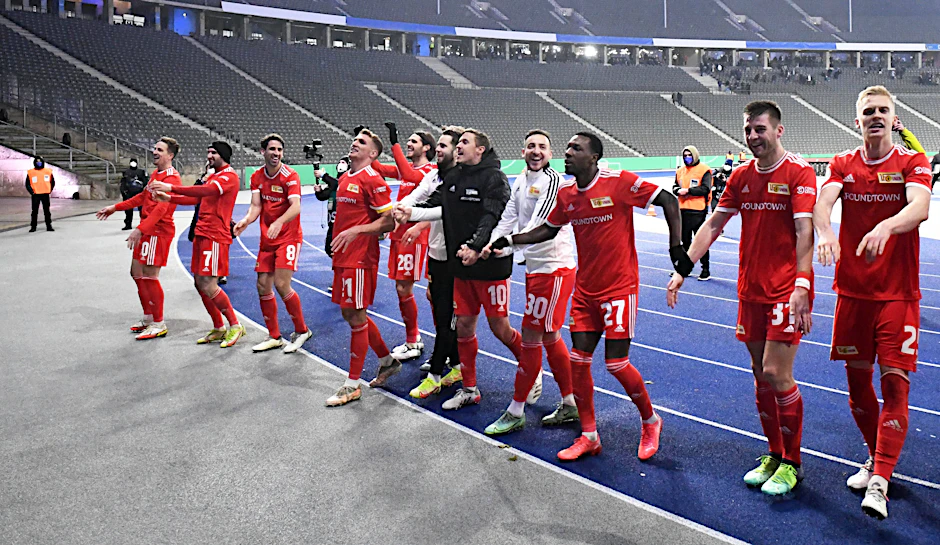 Die Spieler des 1. FC Union feiern mit ihren Fans, 200 an der Zahl, den Einzug ins Viertelfinale des DFB-Pokals.