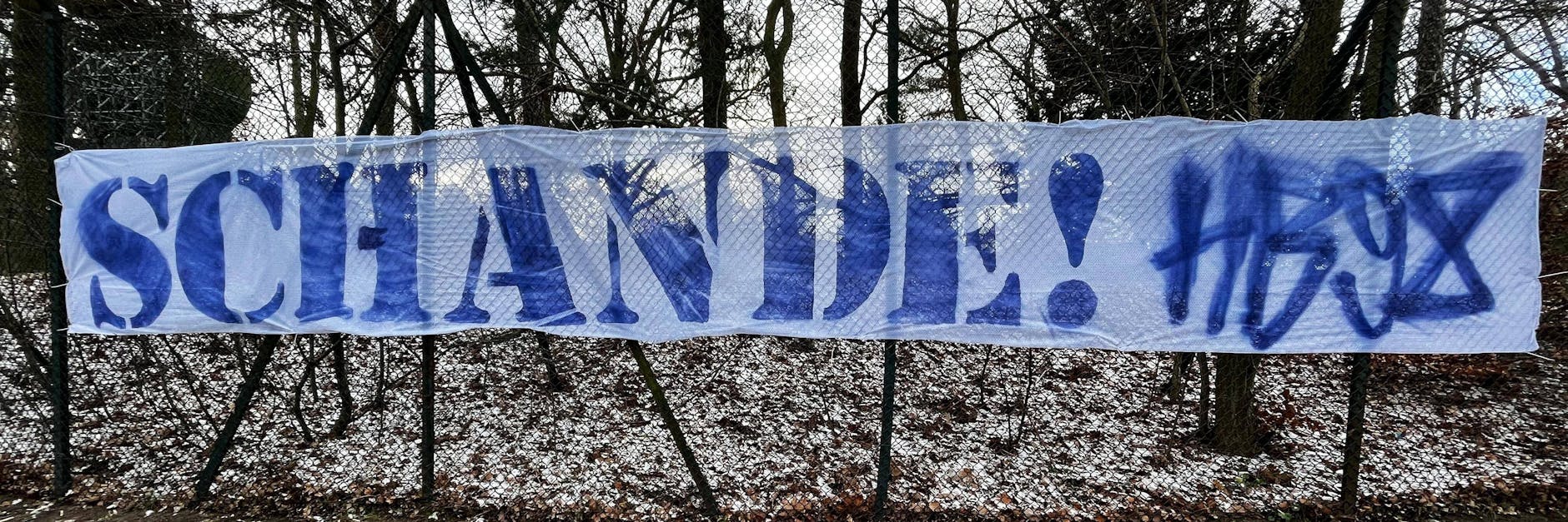 Herthas Fans hingen einen 10-Meter langes Plakat beim Eingang zum Hertha-Gelände auf: Schande!
