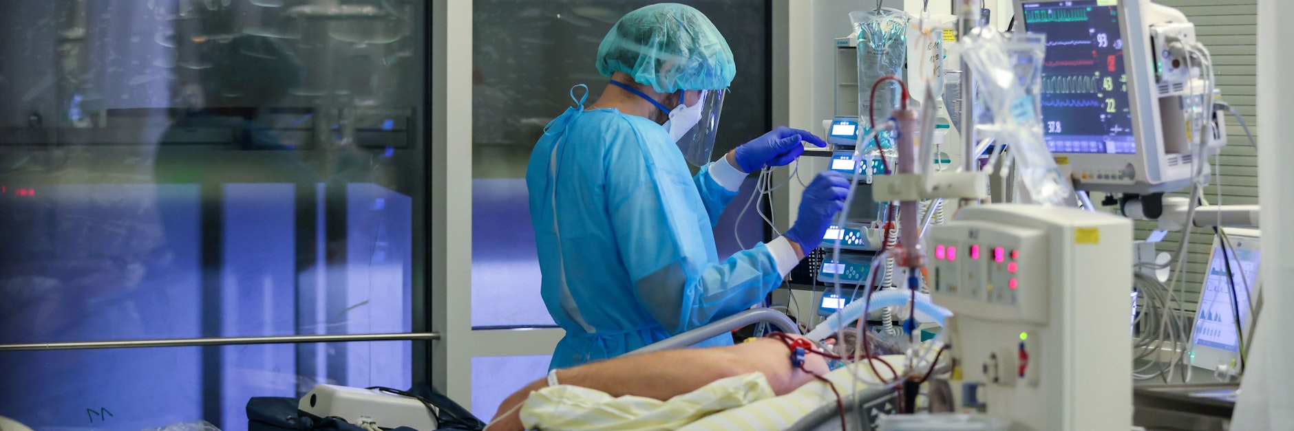 Alltag auf den Intensivstationen: Ein Intensivpfleger kümmert sich um einen schwerkranken Corona-Patienten.