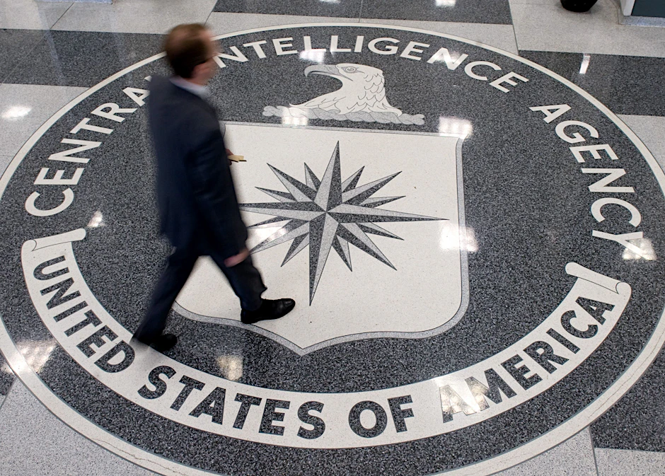 Ein Beamter läuft durch die Lobby des CIA-Hauptquartier in&nbsp;Langley. Ermittler wollen herausgefunden haben, dass hinter dem Havanna-Syndrom keine ausländischen Angriffe stehen.&nbsp;