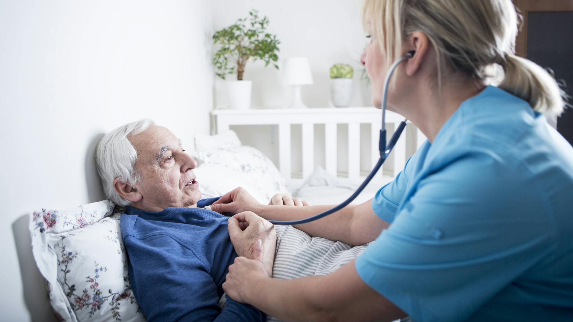Die meisten alten und kranken Menschen werden zu Hause betreut. Ambulante Pflegedienste mit freien Kapazitäten werden aber immer seltener.