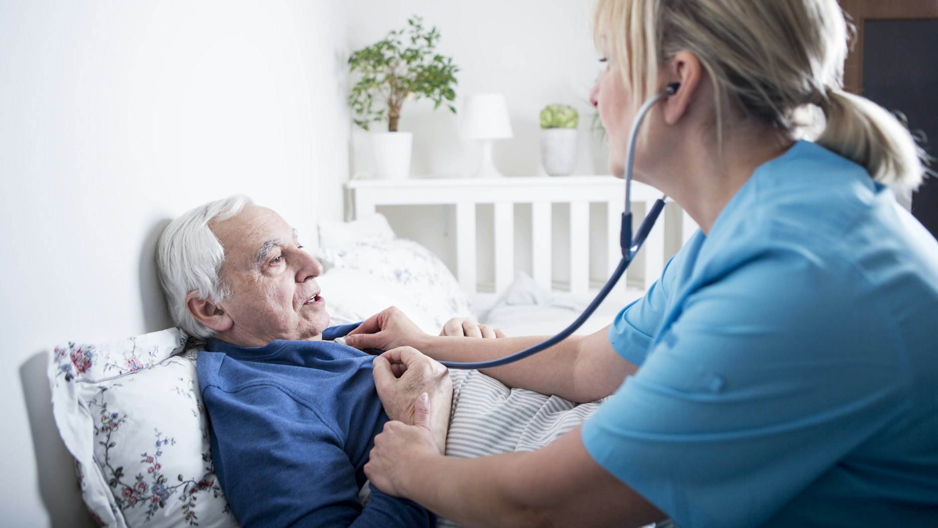 Die meisten alten und kranken Menschen werden zu Hause betreut. Ambulante Pflegedienste mit freien Kapazitäten werden aber immer seltener. 