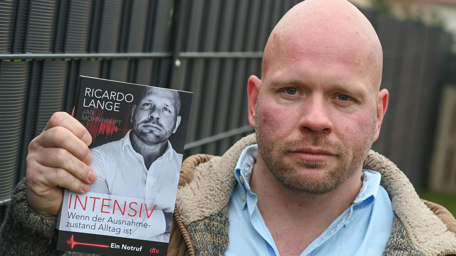 Der Intensivpfleger Ricardo Lange hat das Buch Intensiv: Wenn der Ausnahmezustand Alltag ist. Ein Notruf geschrieben.