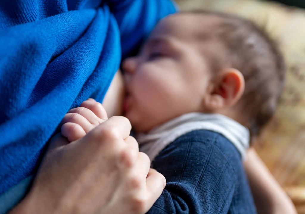 Studie zu Muttermilch: Mütter mit Covid-19 können bedenkenlos stillen