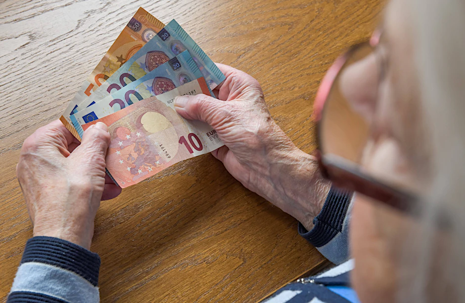 Zum 1. Januar mussten die Pflegebedürftigen bundesweit durchschnittlich 2179 Euro im Monat zuzahlen. (Symbolbild)