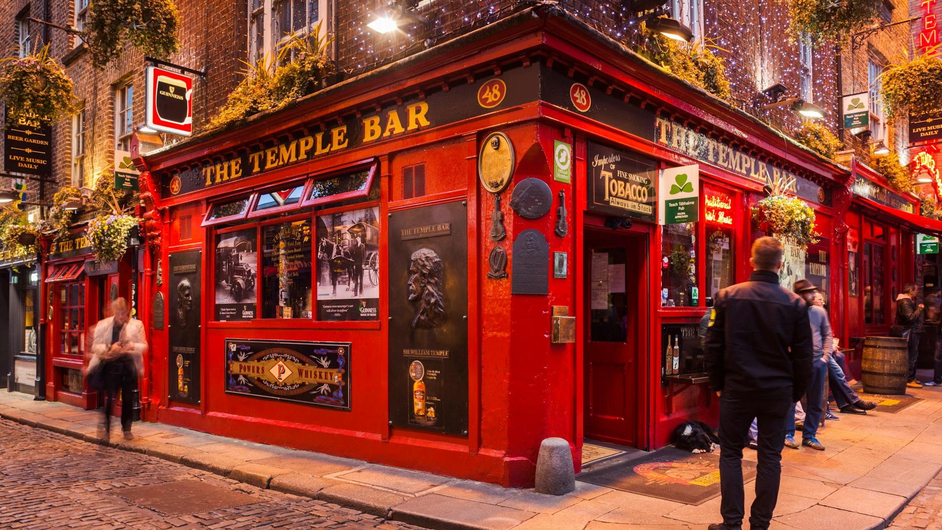 Pubs in Irland dürfen ab Samstag wieder öffnen, ohne Impfnachweise zu verlangen oder Abstandsregeln zu beachten. 