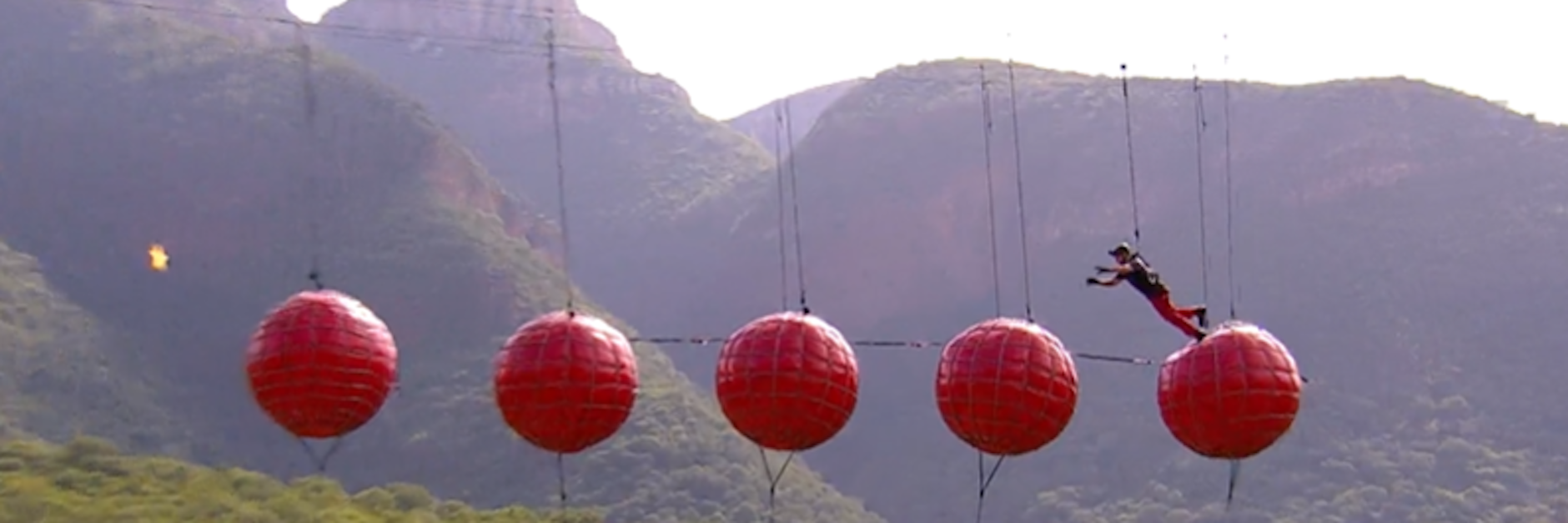Wie eine riesige Hängebrücke sind in 40 Metern Höhe über dem Dschungel fünf große rote Bälle angebracht. Am Ende wartet der Stern auf die Stars.