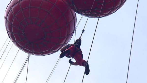 Da hängt er – ohne Stern in der Hand: Für Designer Harald Glööckler war die erste Prüfung im Dschungelcamp nicht seine Lieblingsaufgabe.