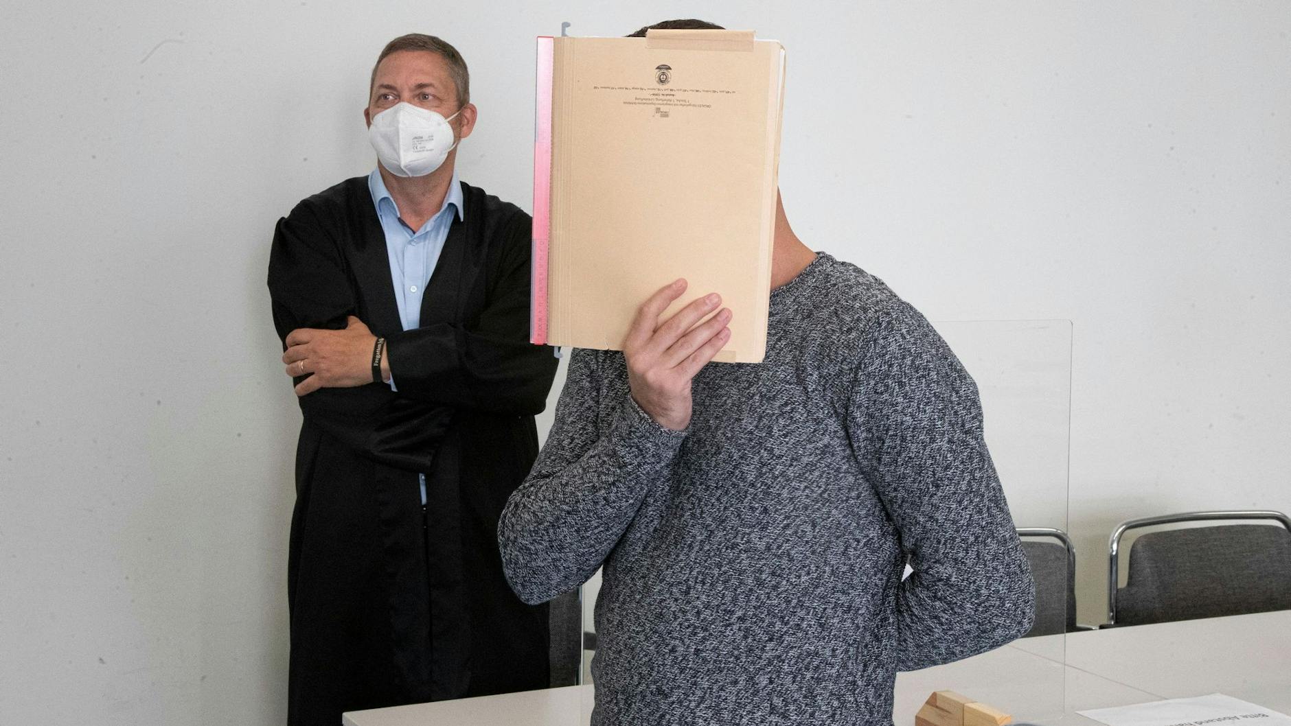  Ein Angeklagter vor dem Amtsgericht Tiergarten, dem Corona-Hilfen-Betrug vorgeworfen wird.