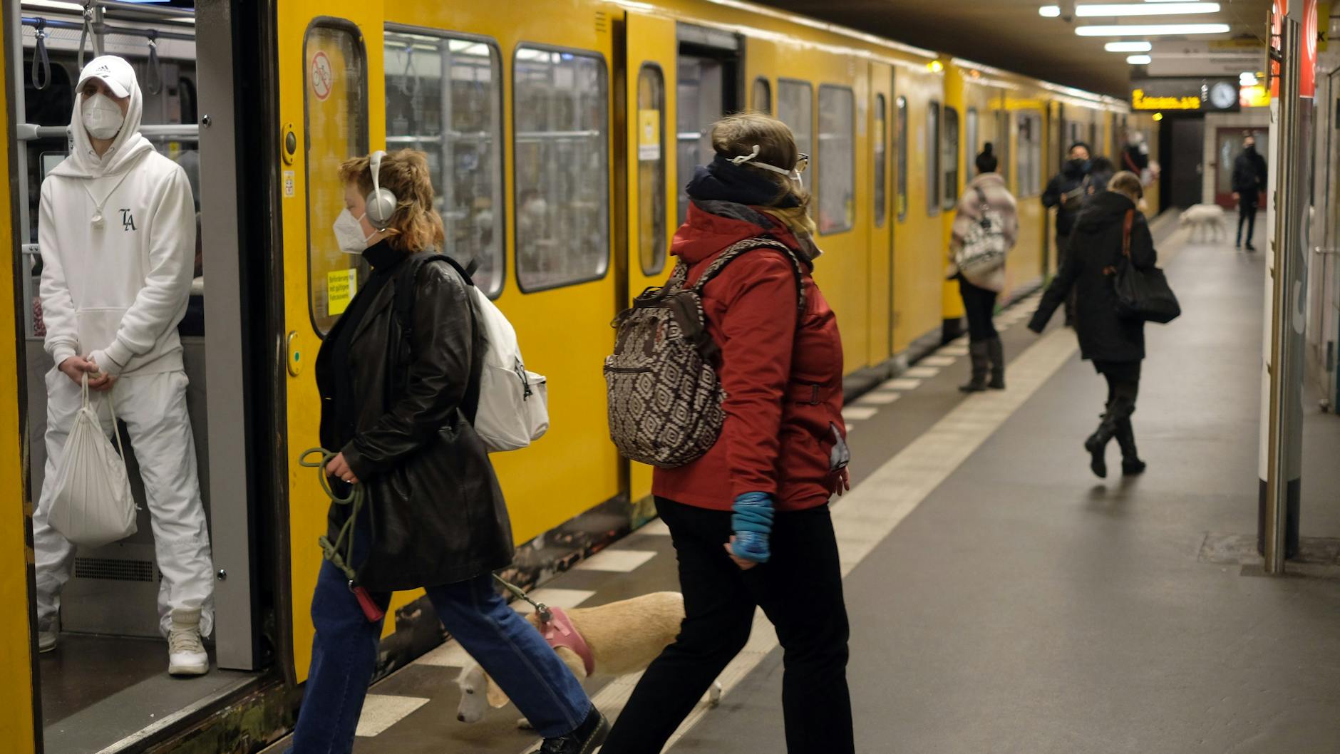 Eine U-Bahn der Linie U7 im Bahnhof Kleistpark. Schon jetzt ist die Strecke mit fast 32 Kilometern die längste U-Bahn-Trasse in Berlin. Zum BER kämen acht Kilometer hinzu.