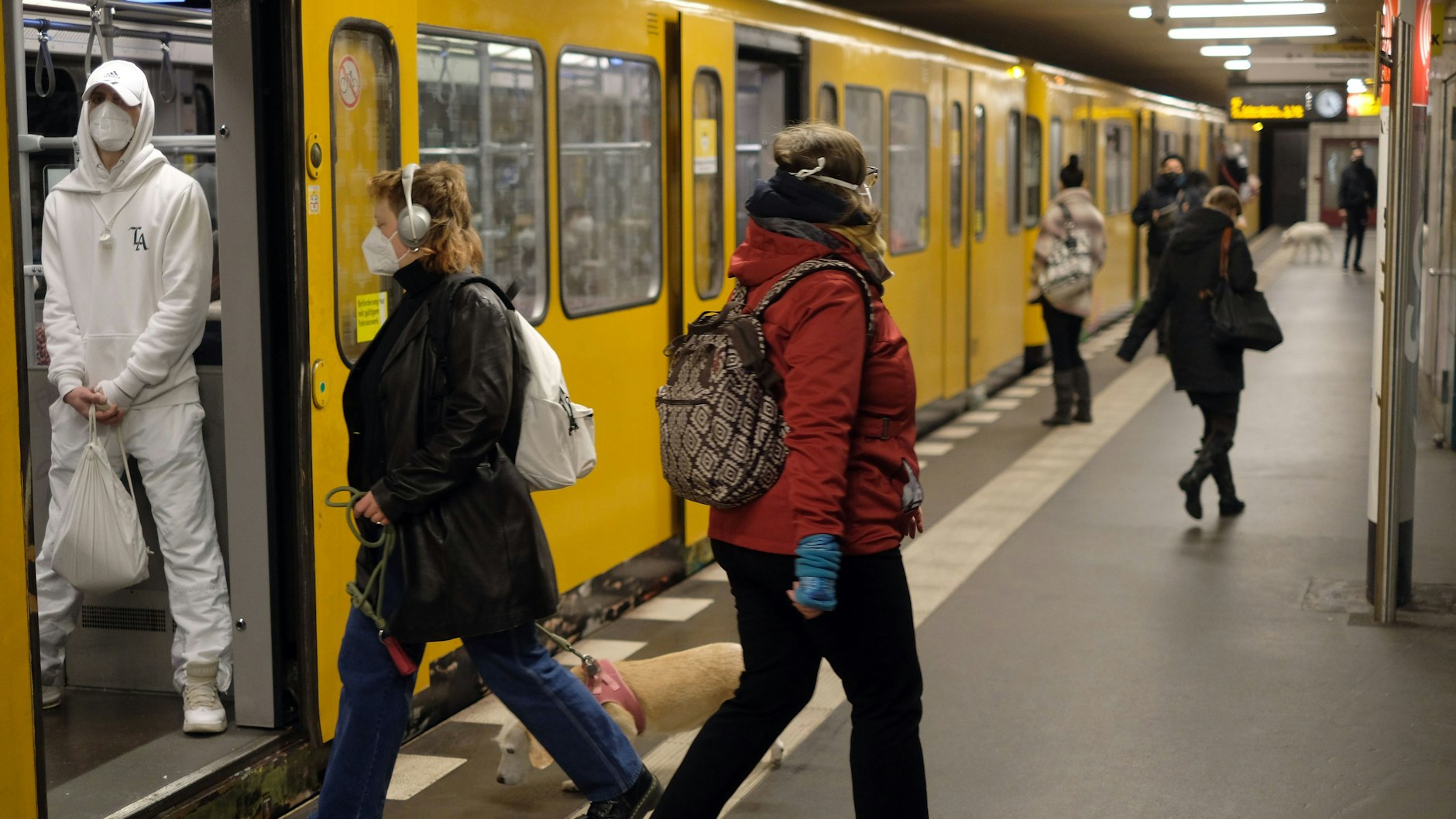 Eine U-Bahn der Linie U7 im Bahnhof Kleistpark. Schon jetzt ist die Strecke mit fast 32 Kilometern die längste U-Bahn-Trasse in Berlin. Zum BER kämen acht Kilometer hinzu.