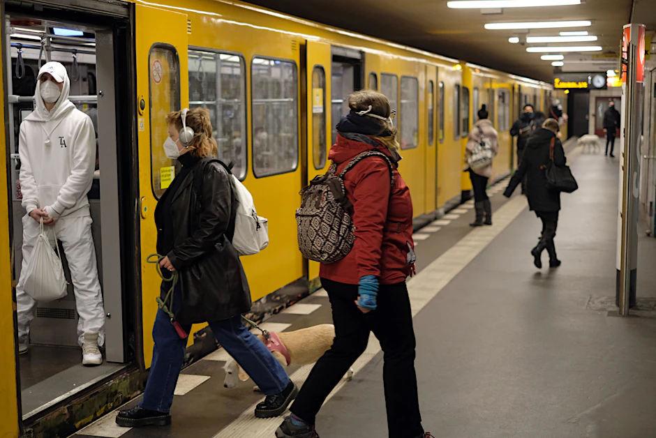Eine U-Bahn der Linie U7 im Bahnhof Kleistpark. Schon jetzt ist die Strecke mit fast 32 Kilometern die längste U-Bahn-Trasse in Berlin. Zum BER kämen acht Kilometer hinzu.