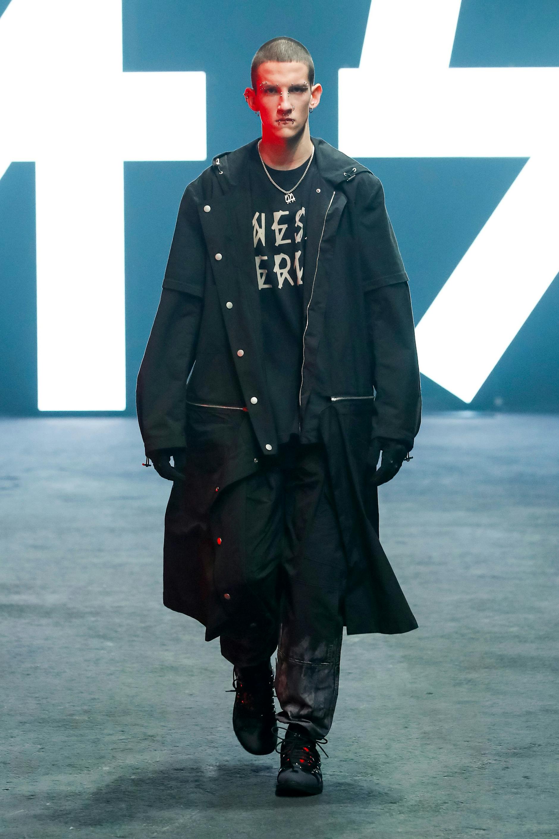 Zu harten, selbstkomponierten Techno-Klängen in Mailand präsentiert: das im Interview erwähnte Wende-T-Shirt. Erhältlich ab Herbst diesen Jahres.