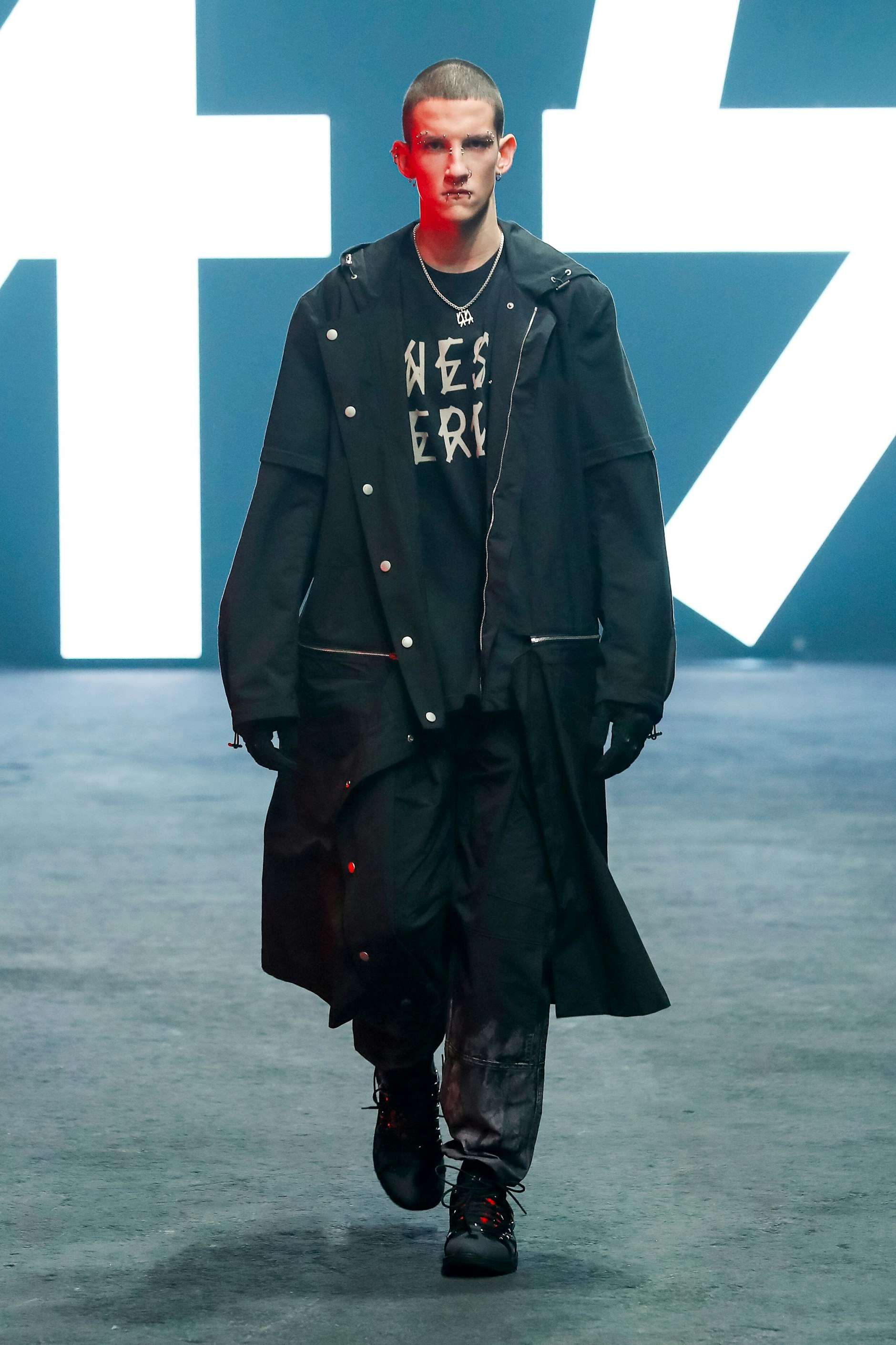 Zu harten, selbstkomponierten Techno-Klängen in Mailand präsentiert: das im Interview erwähnte Wende-T-Shirt. Erhältlich ab Herbst diesen Jahres.