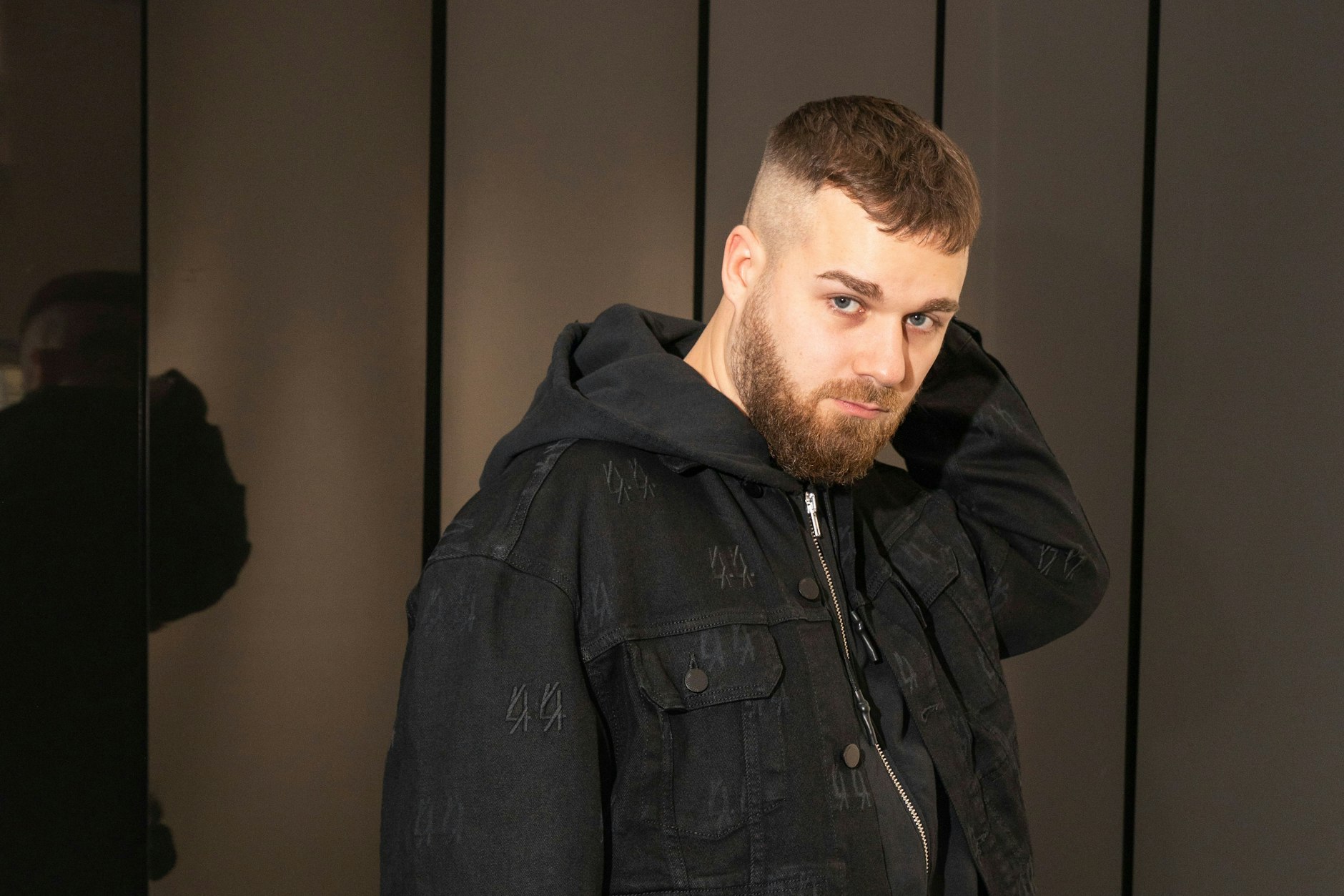 Selbst ist der Mann: Der 30-jährige Max Kobosil fackelt nicht lange, wenn es um die Verwirklichung seiner Träume geht. Als DJ ist er bereits eine große Nummer, nun nimmt er sich die internationale Modebranche vor. 