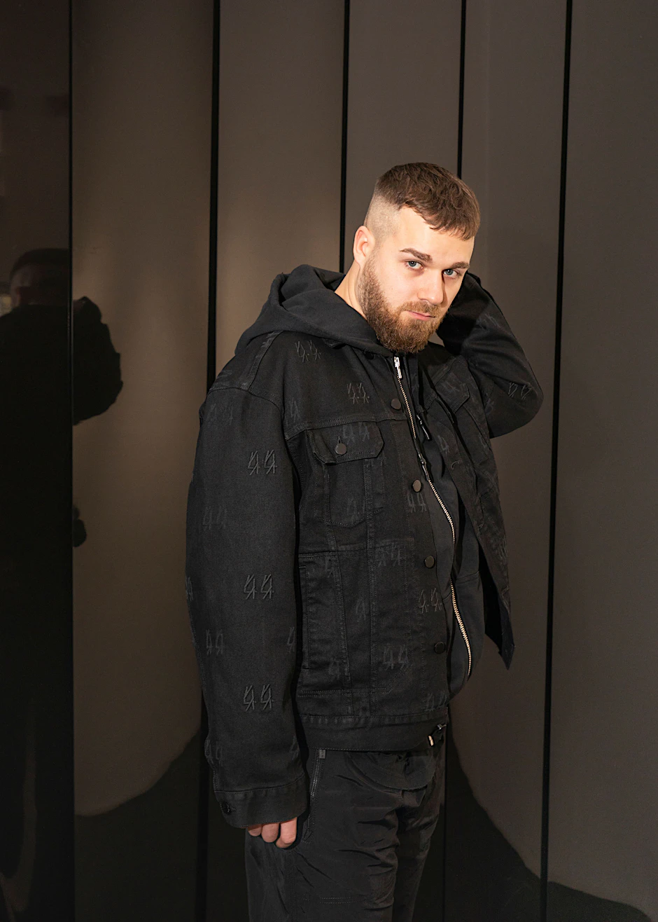 Selbst ist der Mann: Der 30-jährige Max Kobosil fackelt nicht lange, wenn es um die Verwirklichung seiner Träume geht. Als DJ ist er bereits eine große Nummer, nun nimmt er sich die internationale Modebranche vor.&nbsp;