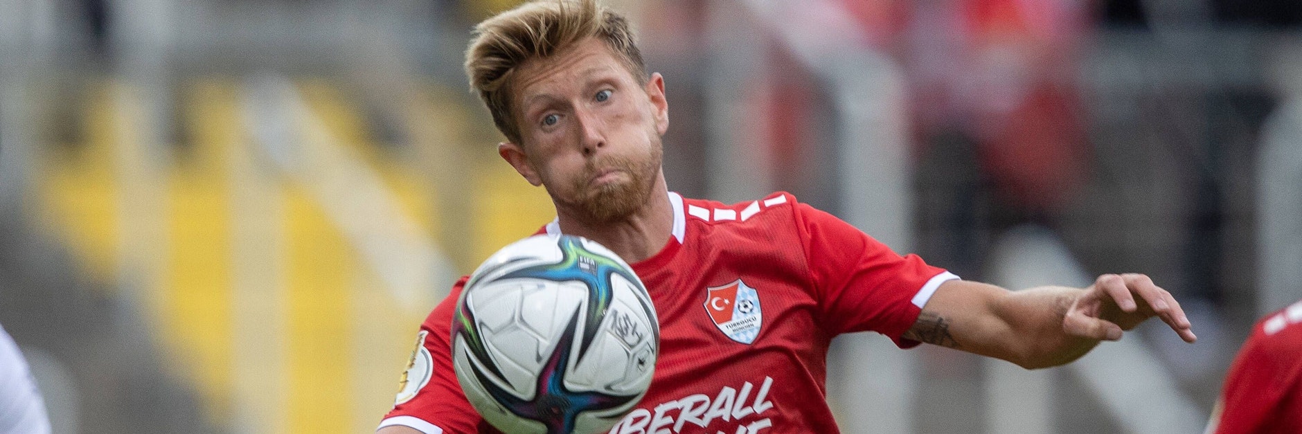 Tauscht er das rote Leibchen bald gegen ein weinrot-weißes? Sebastian Hertner ist ins Visier der Dynamos geraten.