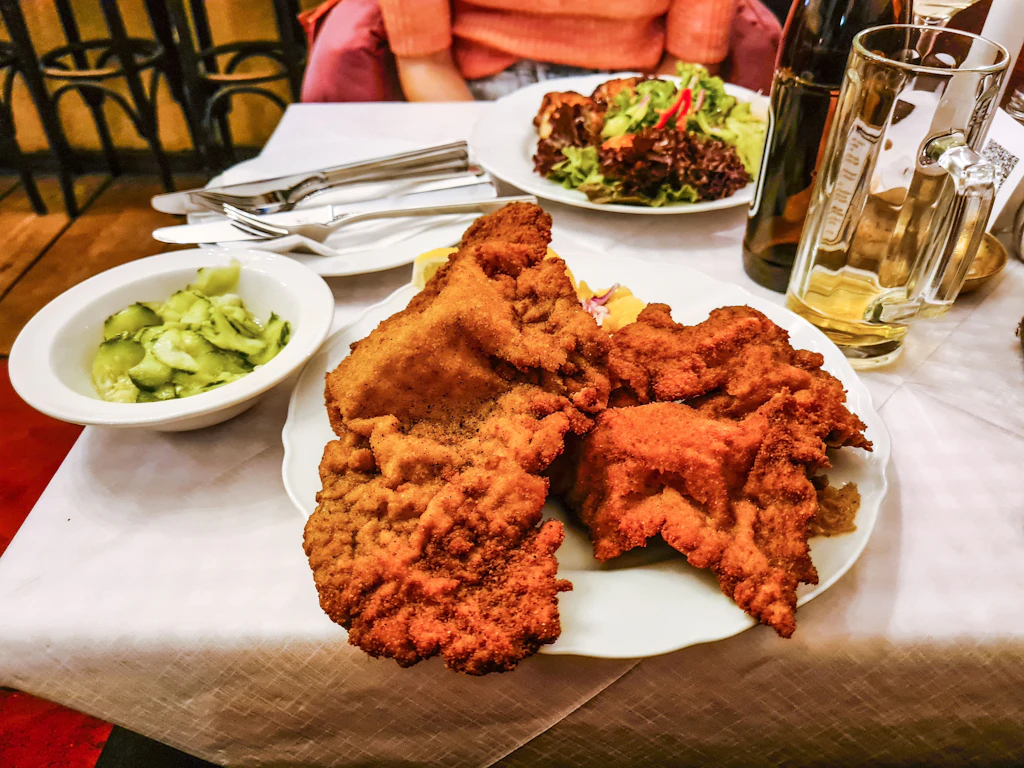 Wiener raunen es: Das beste Wiener Schnitzel Berlins gibt es im Felix Austria