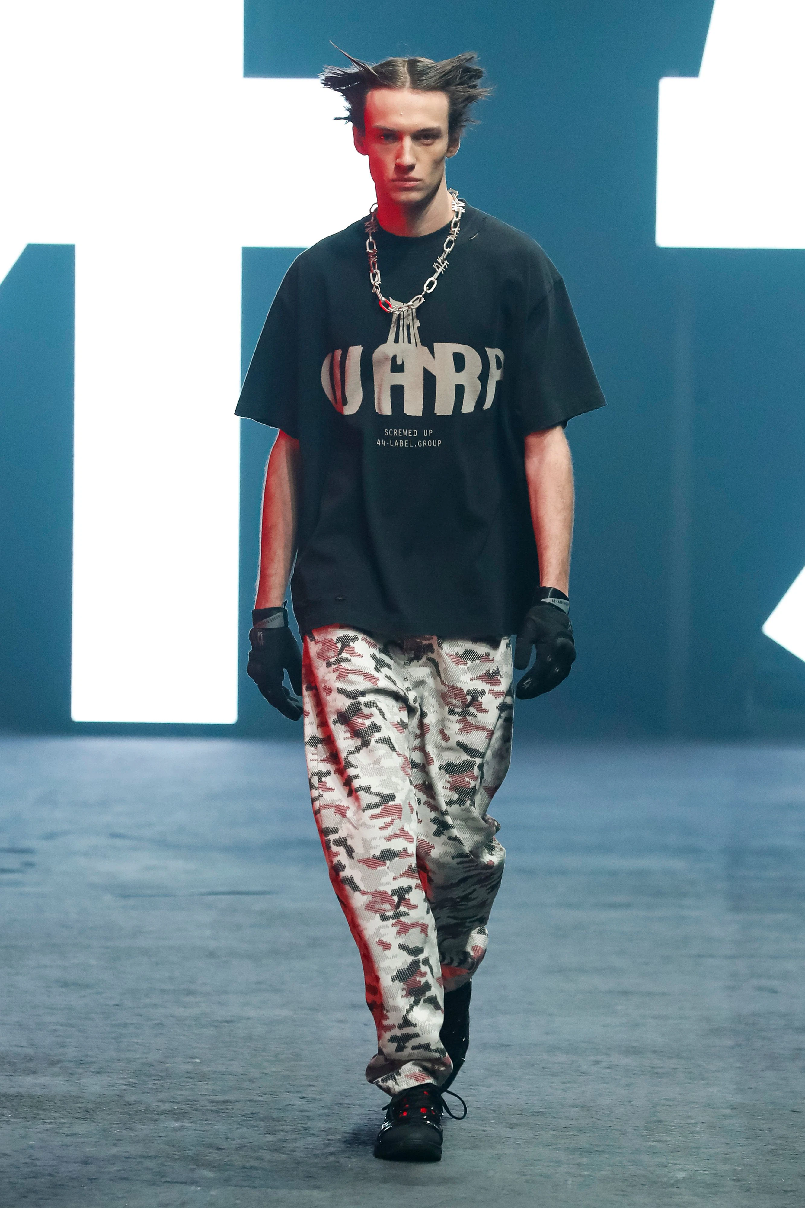 Ebenfalls Bestandteil der neuen Kollektion: Ein T-Shirt mit dem Logo des Mannheimer Techno-Festivals „Time Warp“.