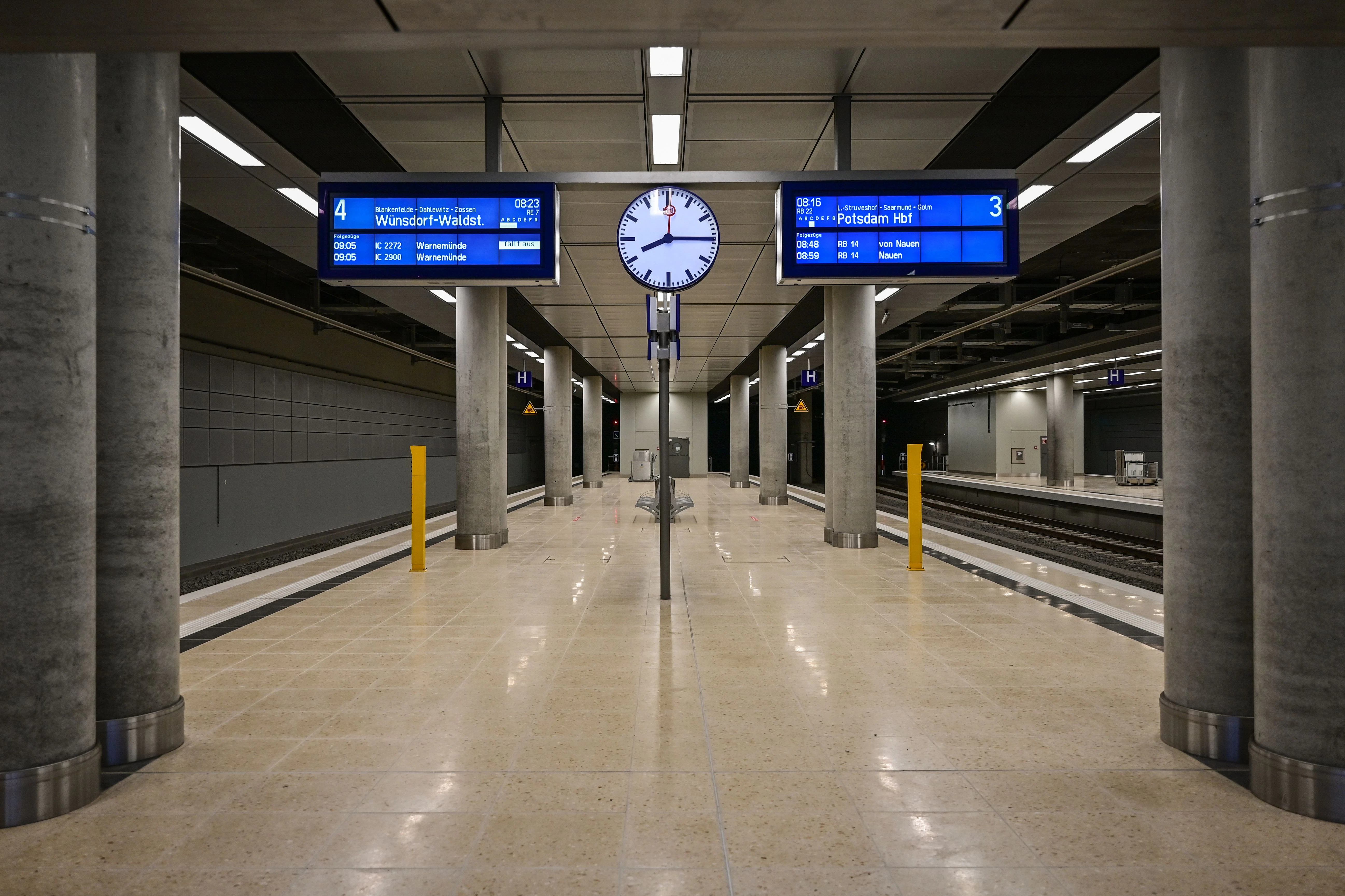 Einer der beiden Bahnsteige für den Fern- und Regionalverkehr unter dem Flughafen BER.