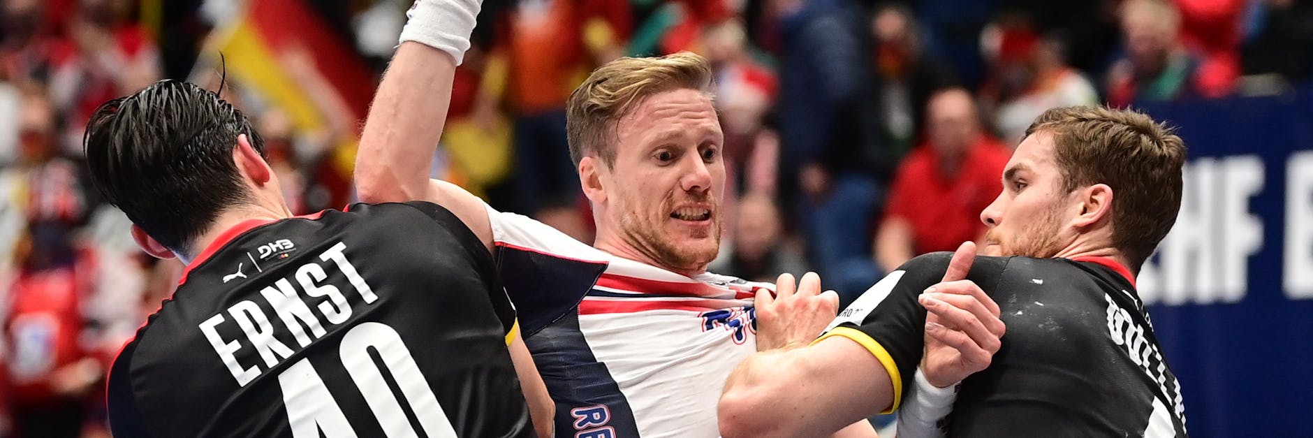 Simon Ernst und Johannes Golla versuchen alles, um Norwegens Magnus Gullerud zu stoppen.