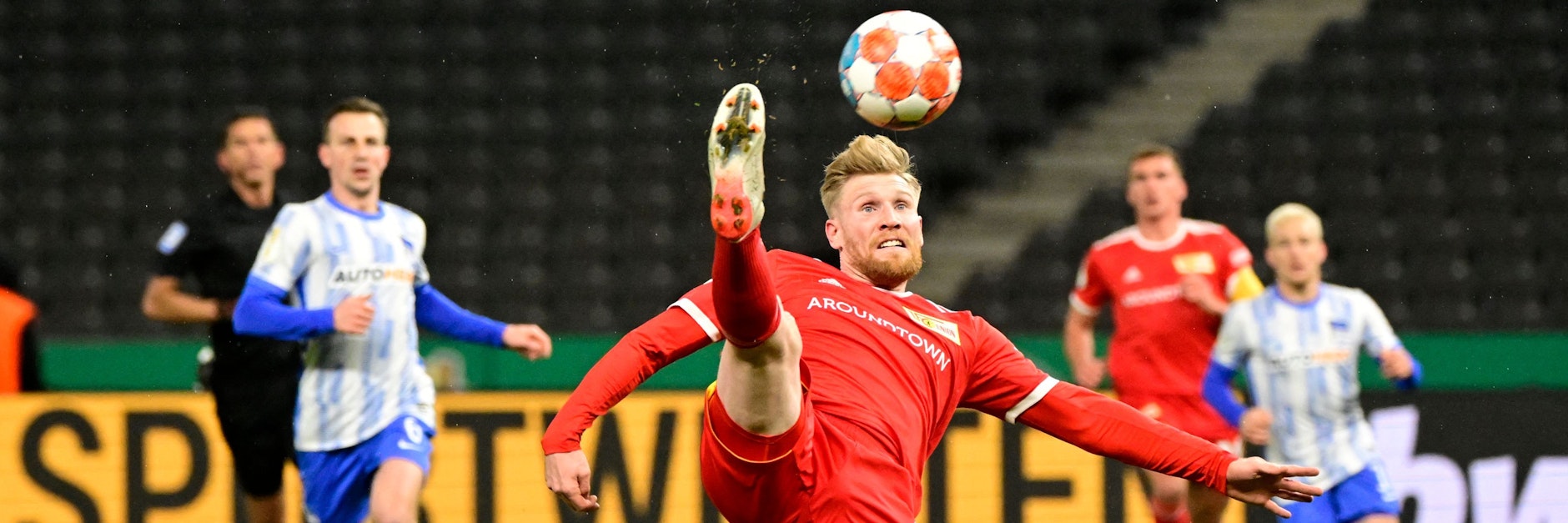 Und hoch das Bein! Unions Andreas Voglsammer bei seinem Kunstschuss zum 1:0 im Stadtderby im Pokal-Achtelfinale bei Hertha BSC.&nbsp;