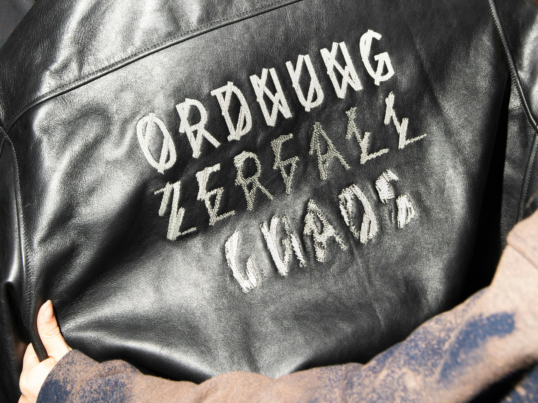 Das gefällt der Welt: Kobosils Kollektion „Screwed Up“ spielt mit deutschen Vokabeln, dem Versagen und neuen Chancen.