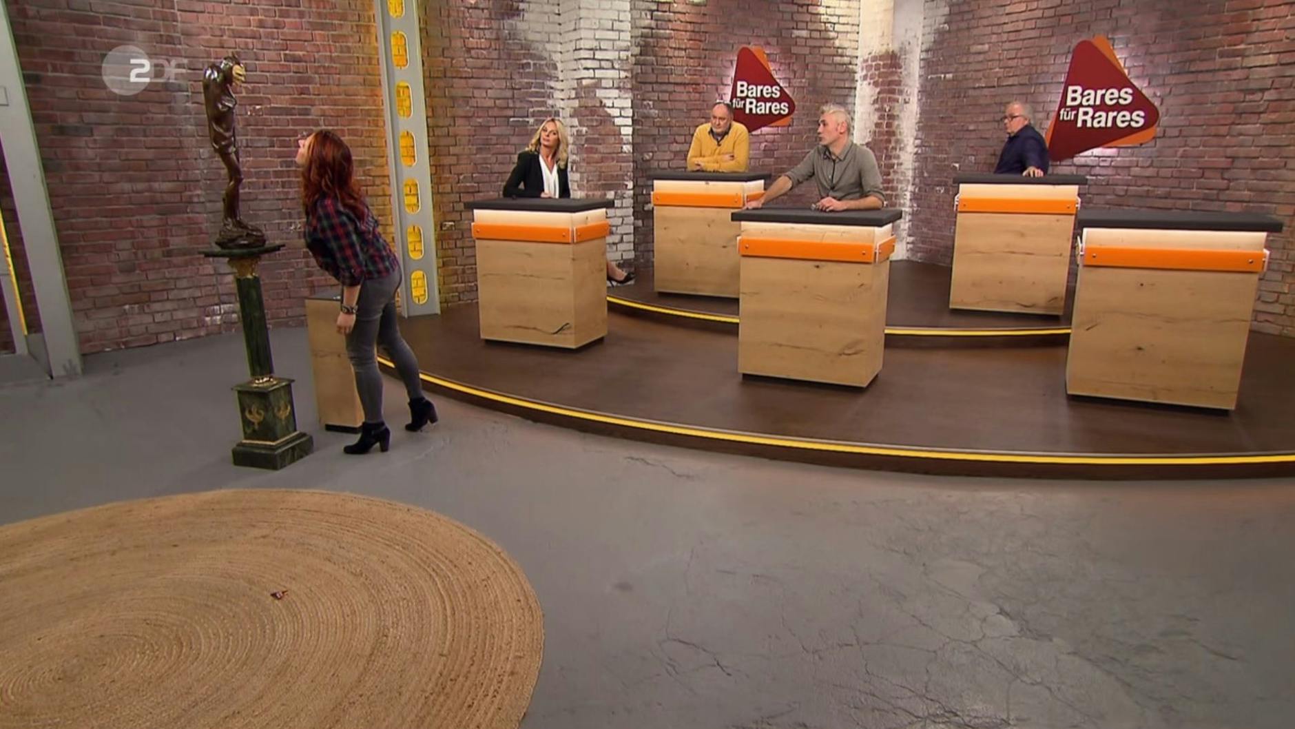 „Bares für Rares“-Händlerin Esther Ollick hat Interesse am kaputten Mephisto.