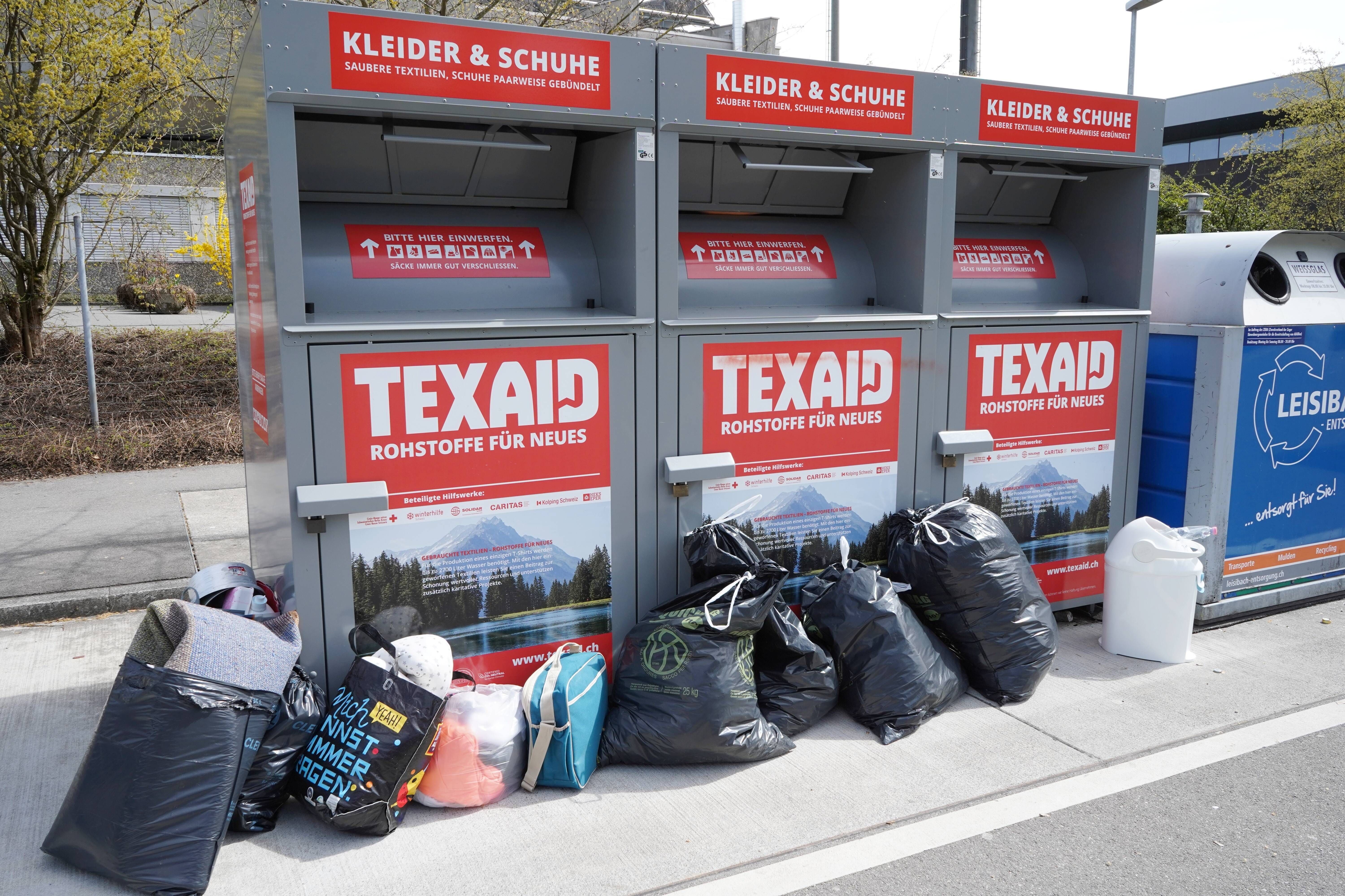 Menschen misten Schränke aus – 61.000 Tonnen Altkleider in Containern