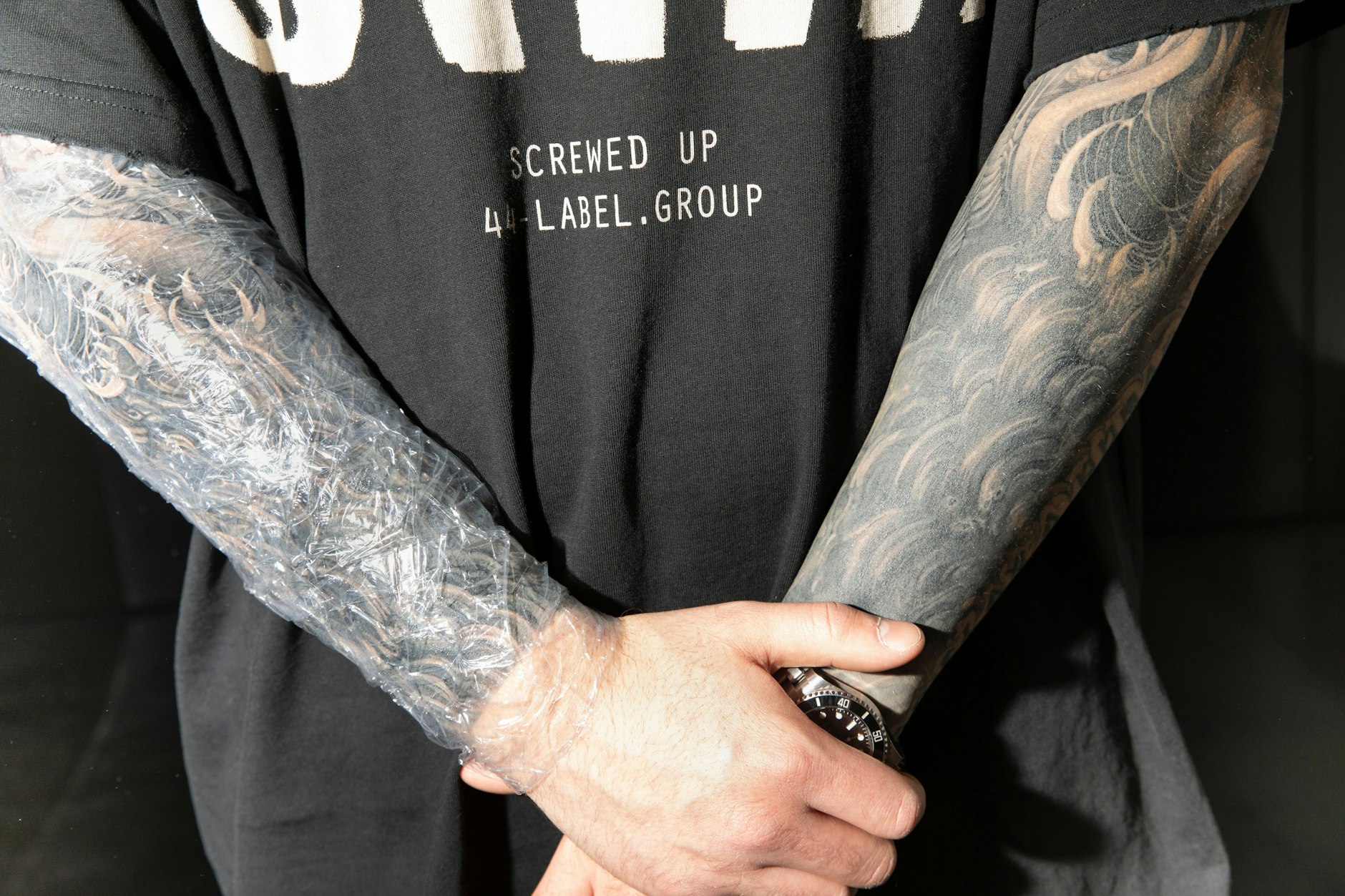 Gerade frisch tätowiert und noch mit Plastikfolie geschützt: Max Kobosils rechter Arm.