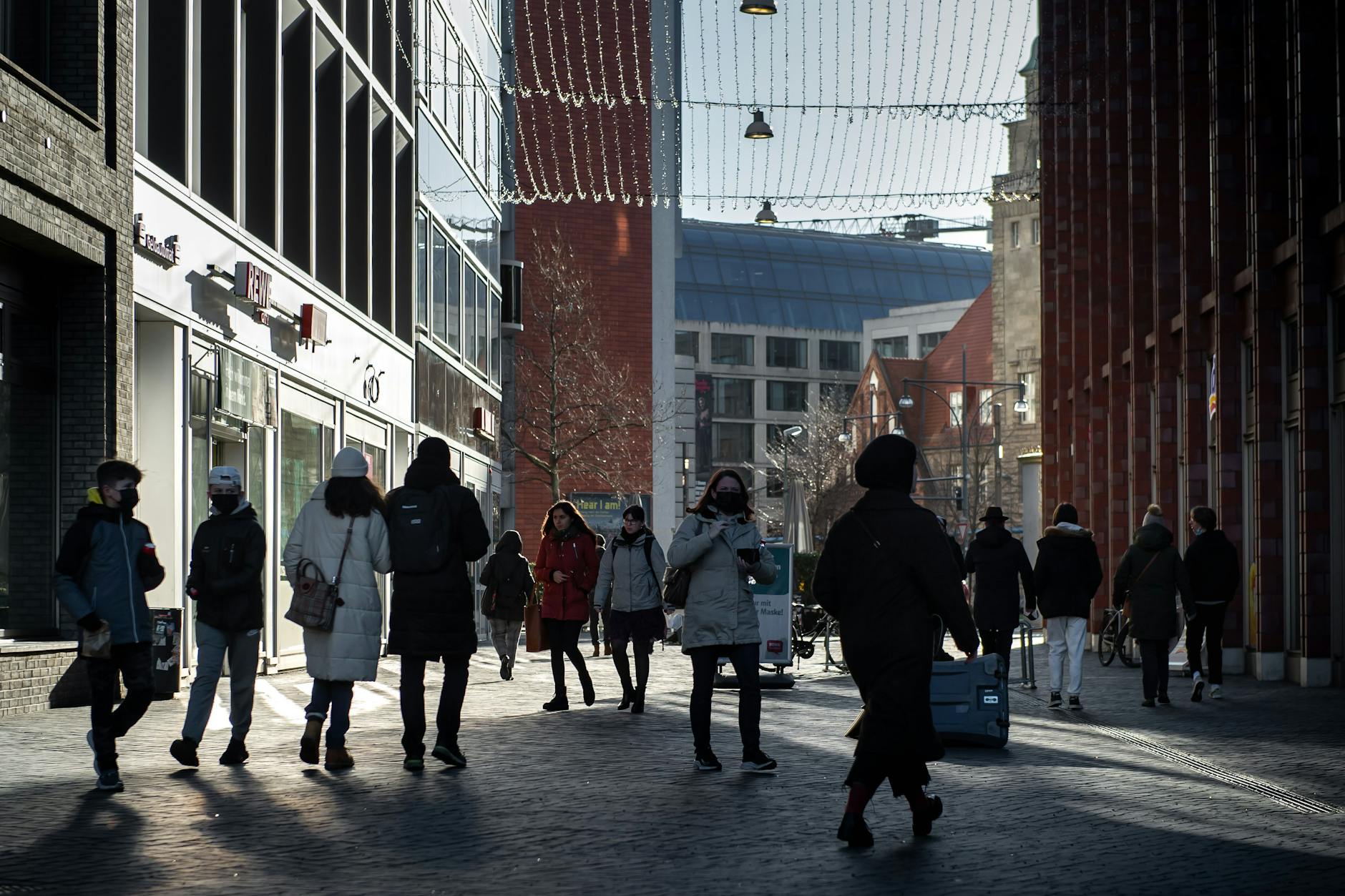 Corona-Hotspot Mitte: Passanten am Hackeschen Markt.