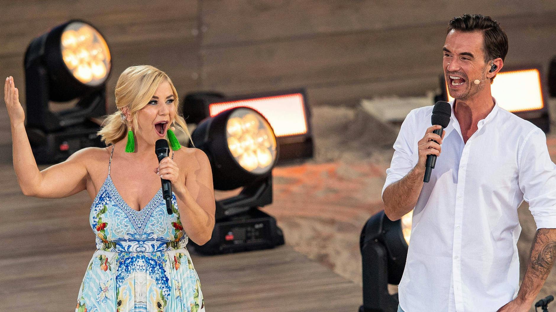 Beatrice Egli und Florian Silbereisen auf der Bühne. 