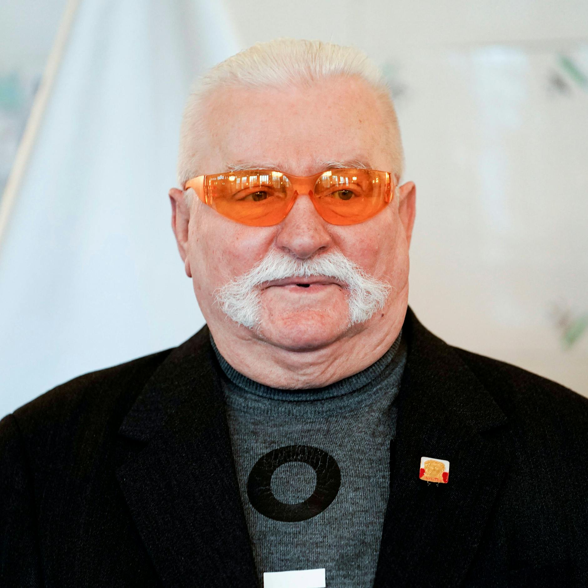 „Als wenn mir das Fleisch von den Knochen gezogen würde“ – Lech Walesa schreibt über seine Corona-Infektion