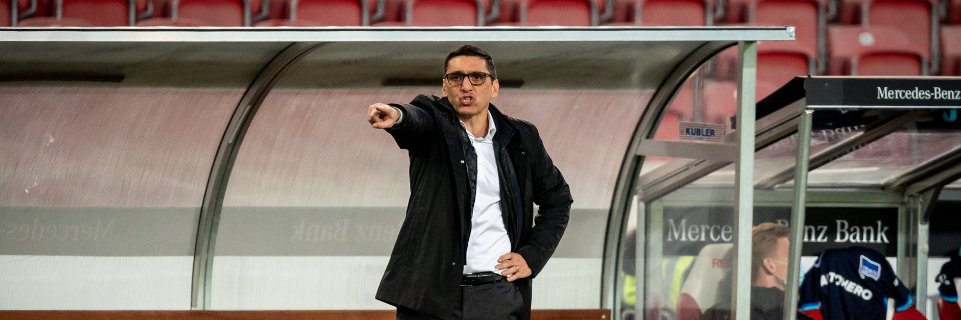 Trainer Tayfun Korkut zeigt die Richtung an. Volle offensive gegen die Bayern. 