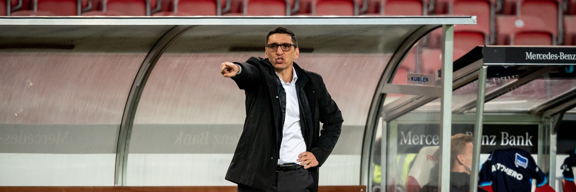 Trainer Tayfun Korkut zeigt die Richtung an. Volle offensive gegen die Bayern.&nbsp;