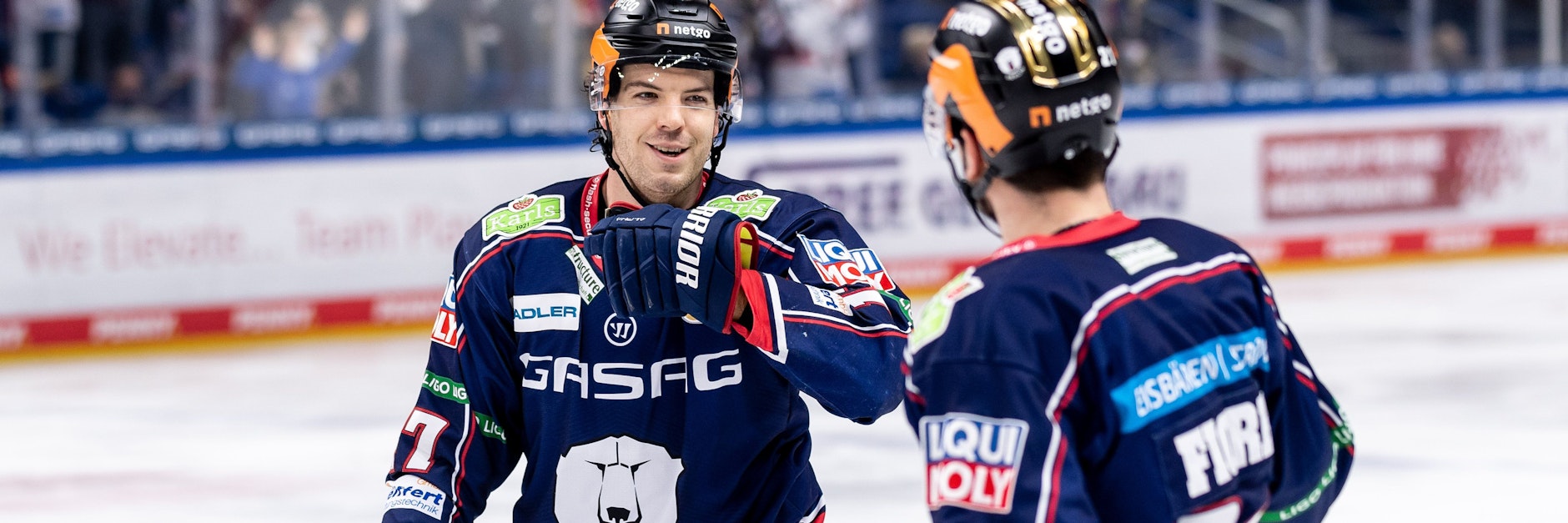 Die Eisbären Simon Despres (l.) und Giovanni Fiore wollen auch am Sonntag nach dem Spiel in München gute Laune haben.